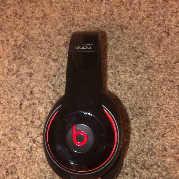 Beats Studio 3’s - Picture 2 of 3